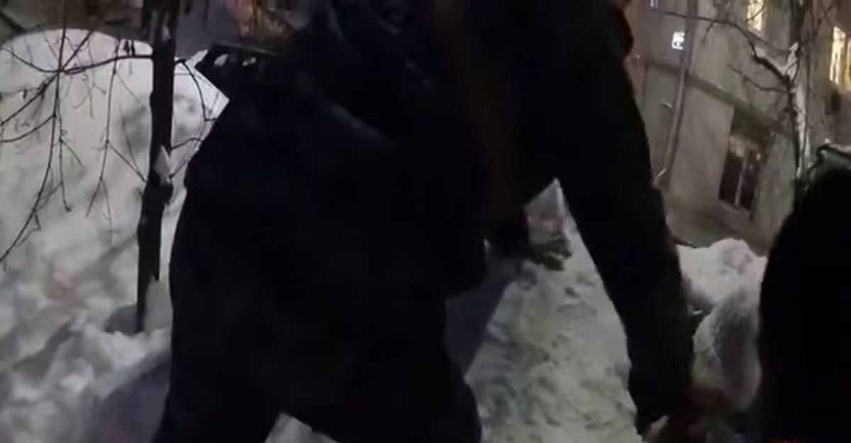 Росгвардейцы спасли школьницу, застрявшую в сугробе