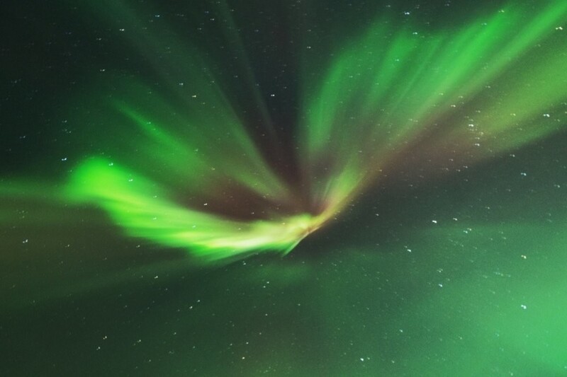 Полярное сияние — явление не только земное. На Юпитере и Сатурне также зафиксированы впечатляющие световые шоу, вызванные взаимодействием магнитных полей планет с солнечным ветром