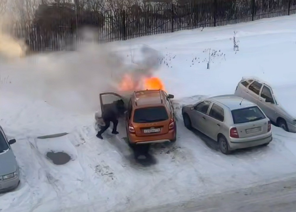 Прохожий спас мужчину из горящей машины