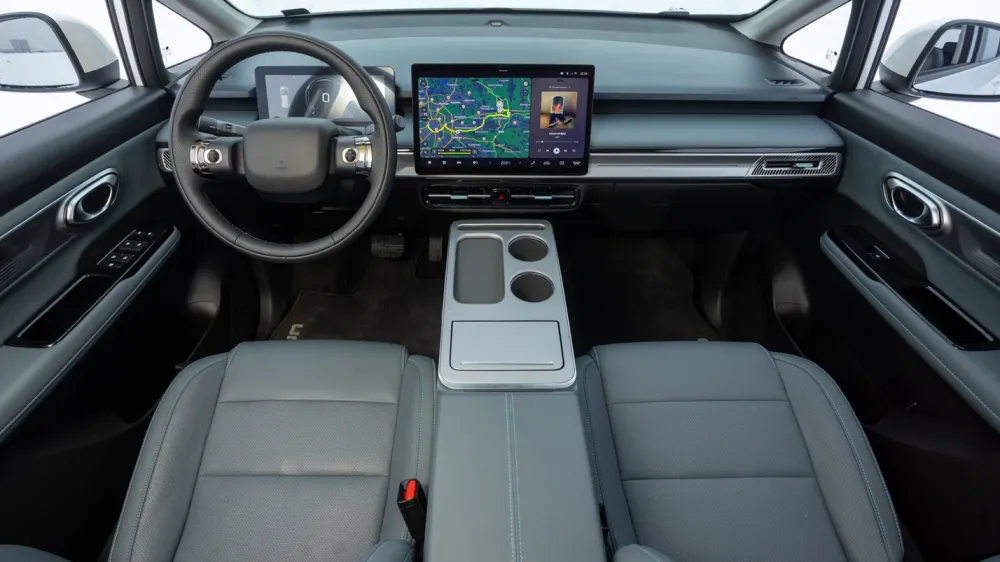 UMO 5 на фоне завода