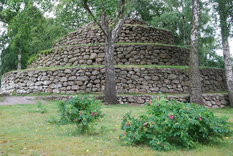 Вавилонская башня пивного короля: зачем шведский магнат построил гору для своих пёселей