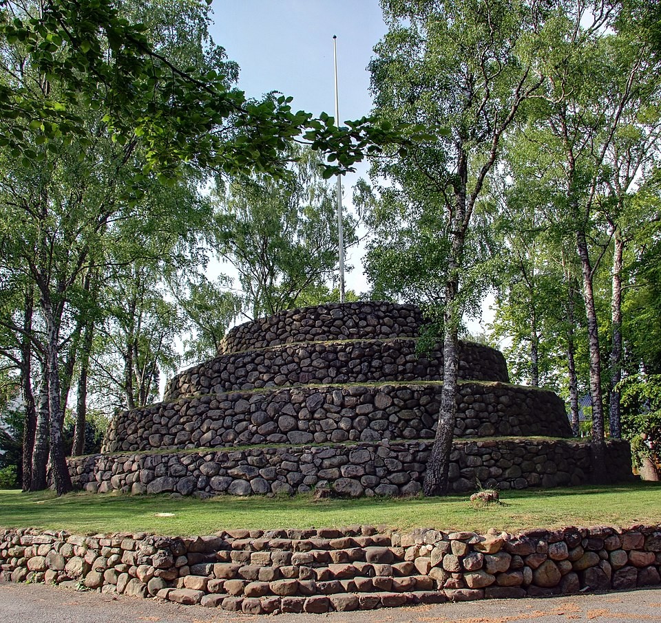 Вавилонская башня пивного короля: зачем шведский магнат построил гору для своих пёселей