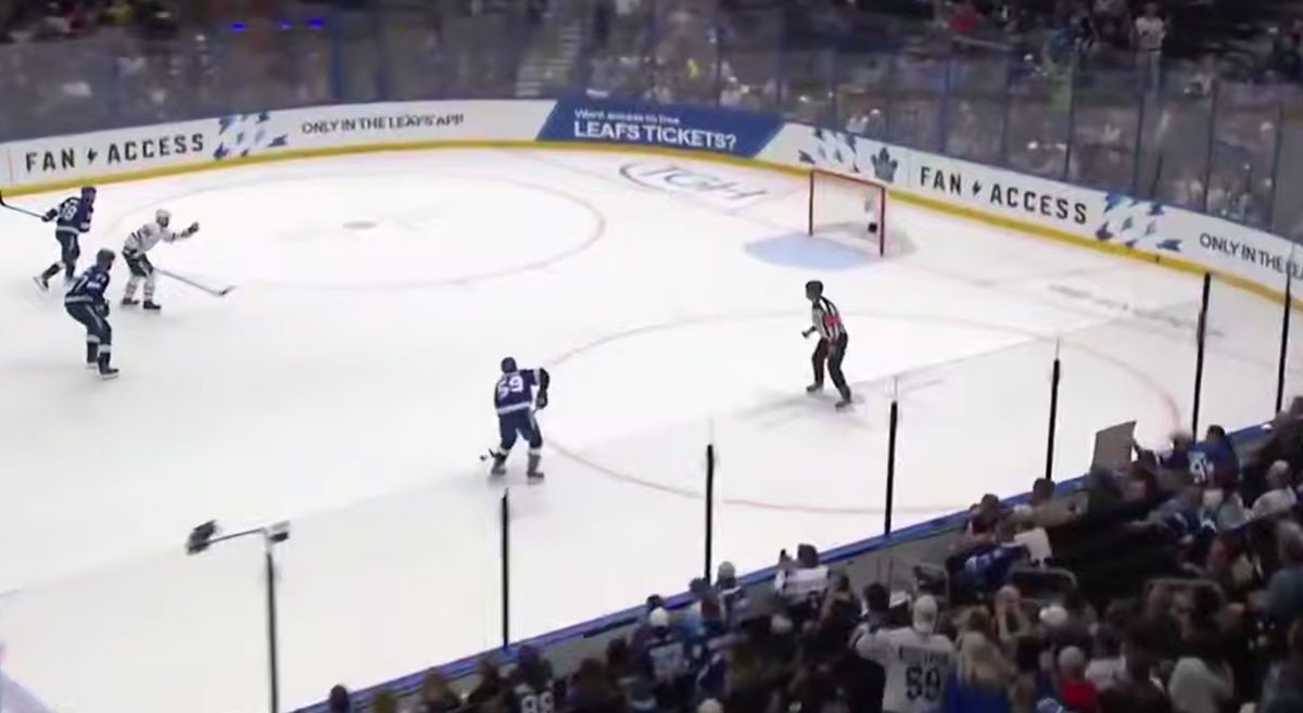 Хоккеист не смог попасть в пустые ворота