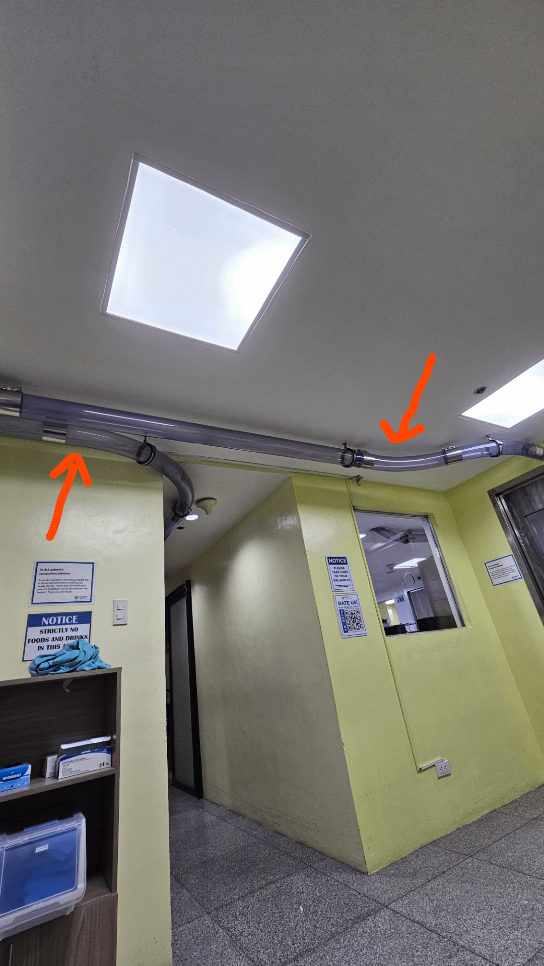 3. Странные широкие трубы под потолком в кабинете