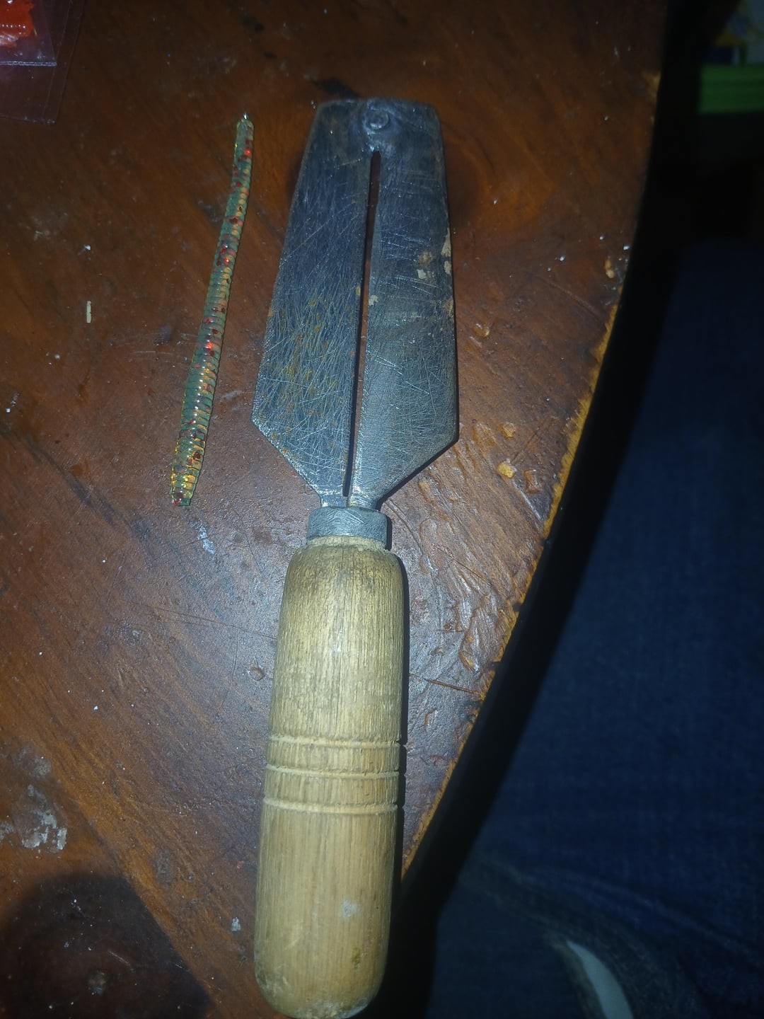 4. Старый металлический инструмент на деревянной ручке