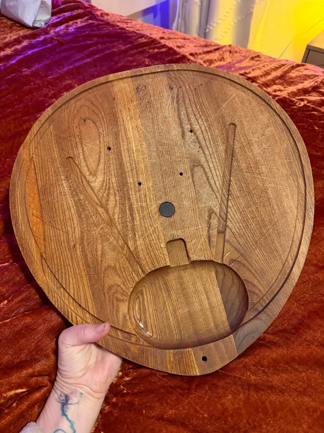 8. Деревянная доска округлой каплевидной формы с магнитом