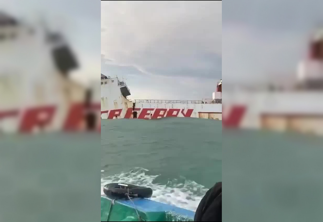 В Индонезии старый паром сломался пополам и затонул