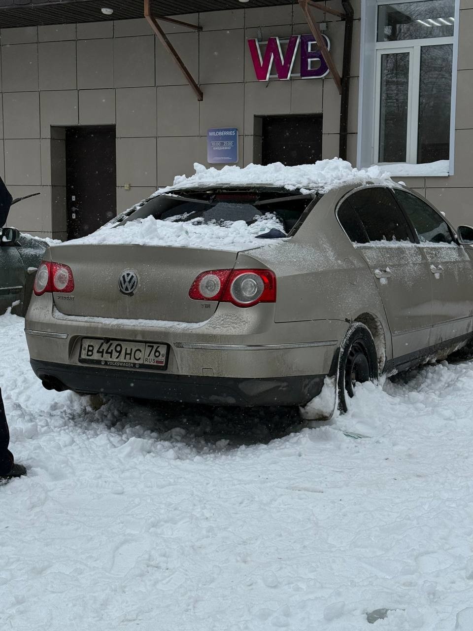 Какие повреждения наносит упавший с крыши снег