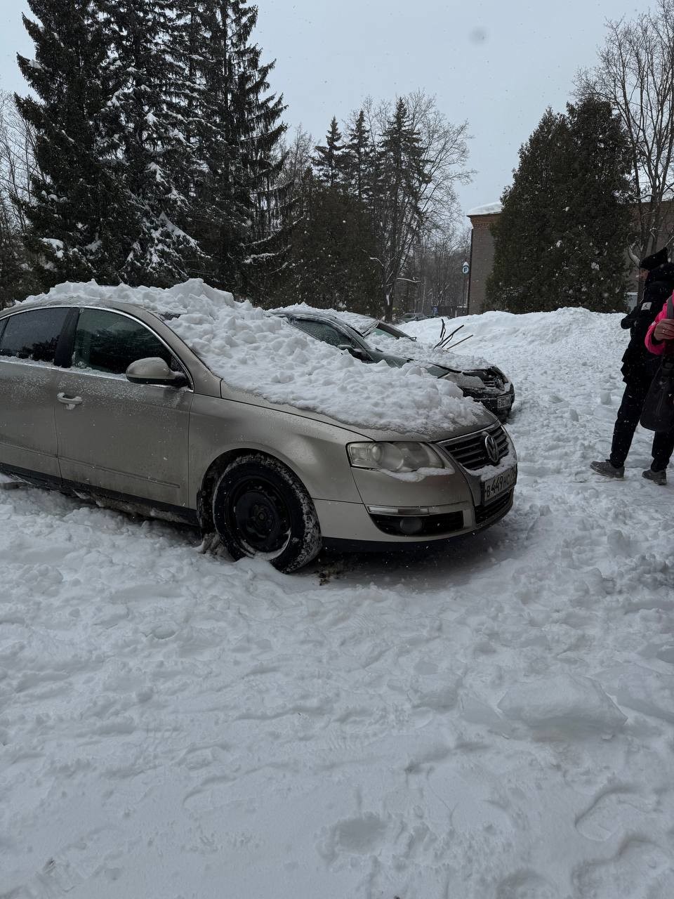 Какие повреждения наносит упавший с крыши снег