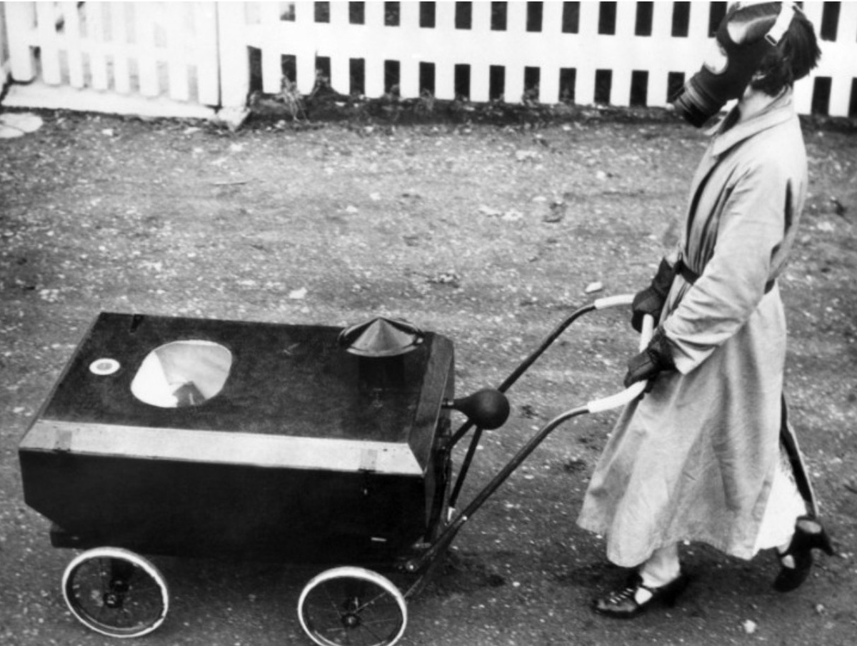 Ребенка посадили в клетку, которая выставлена за окно на большой высоте. Наверное, чтобы малыш проветрился