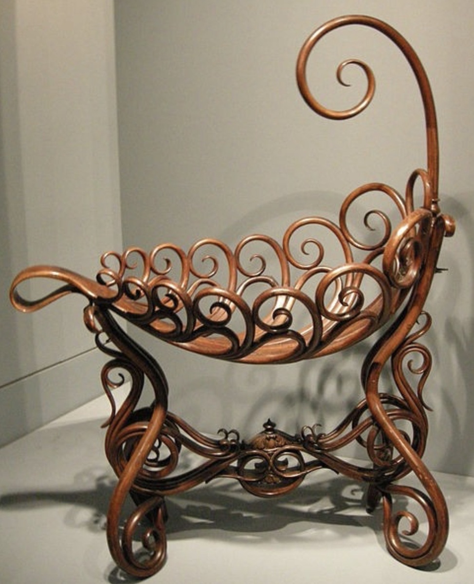 Современным молодым мамам не понять, как можно сюда положить ребенка