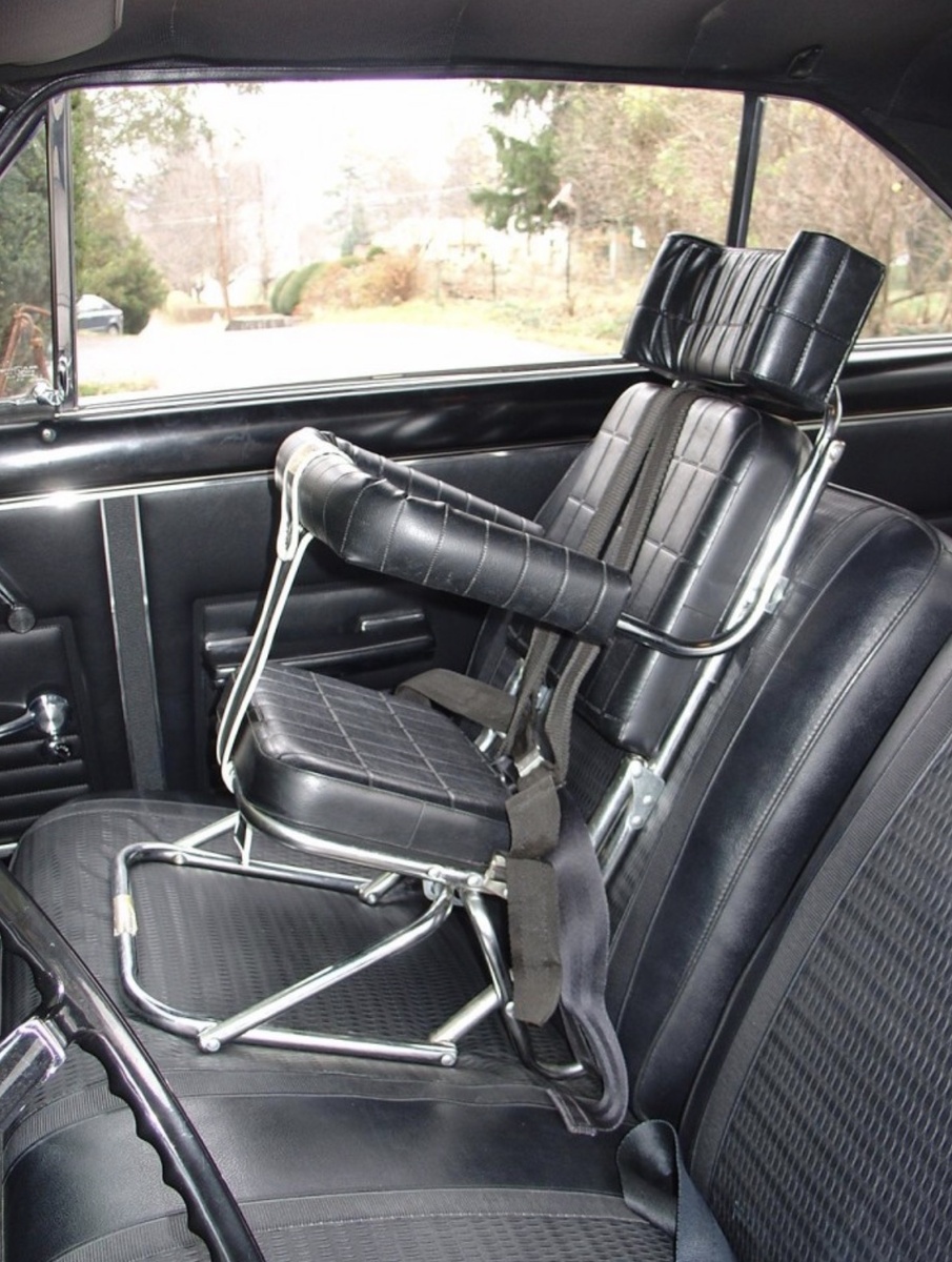 Может это детское кресло и проигрывает современным аналогам, зато отлично сочетается с салоном