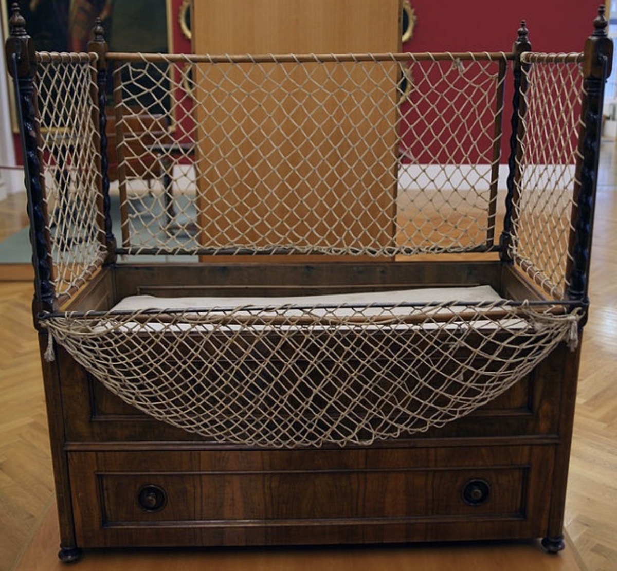 Владелица этой детской кроватки – императрица Елизавета Австрийская. Внизу – страховочная сетка