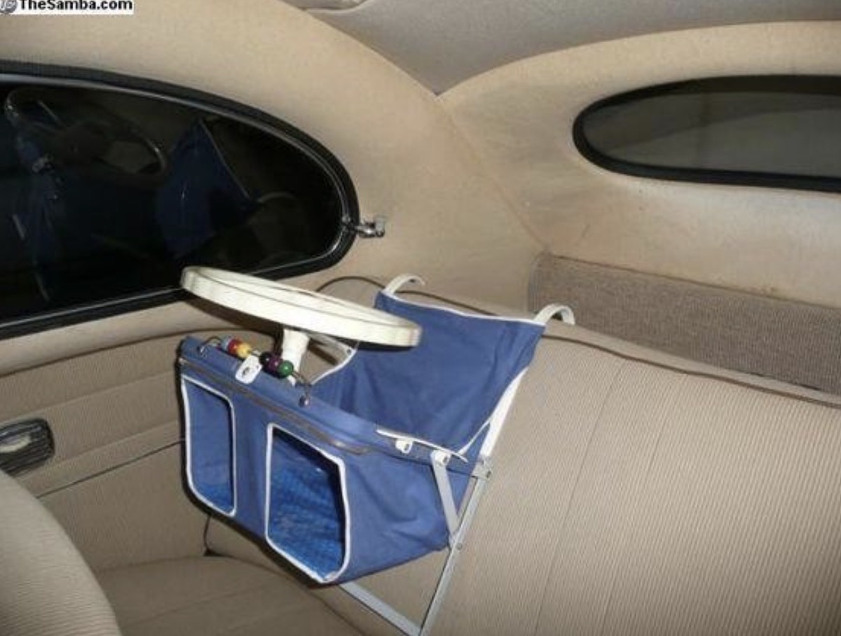 Чтобы ребенку не было скучно, на детском сиденье придумали руль