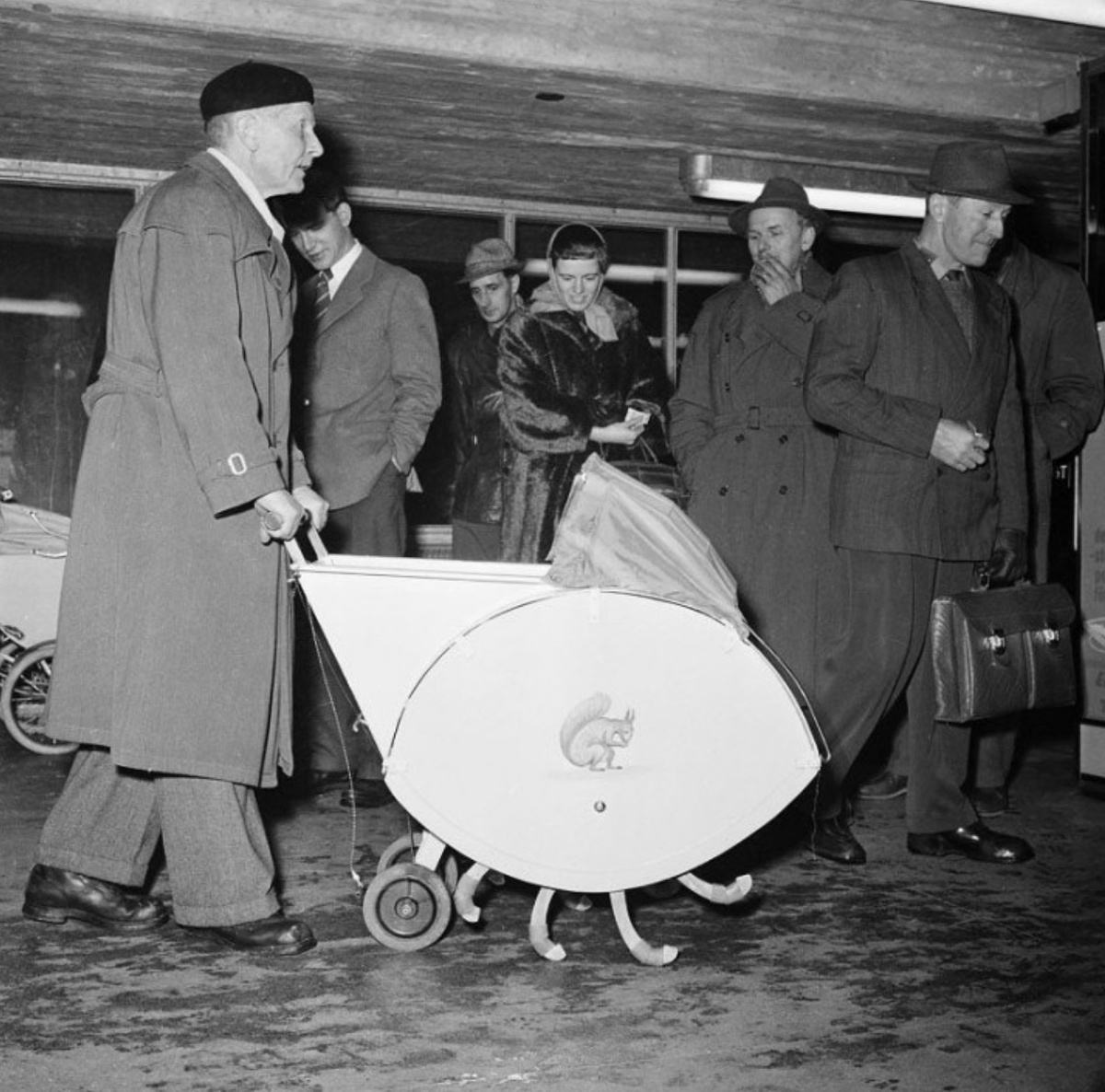 Нет, у этой коляски ничего не отломалось! Это специальный механизм для подъема по лестнице