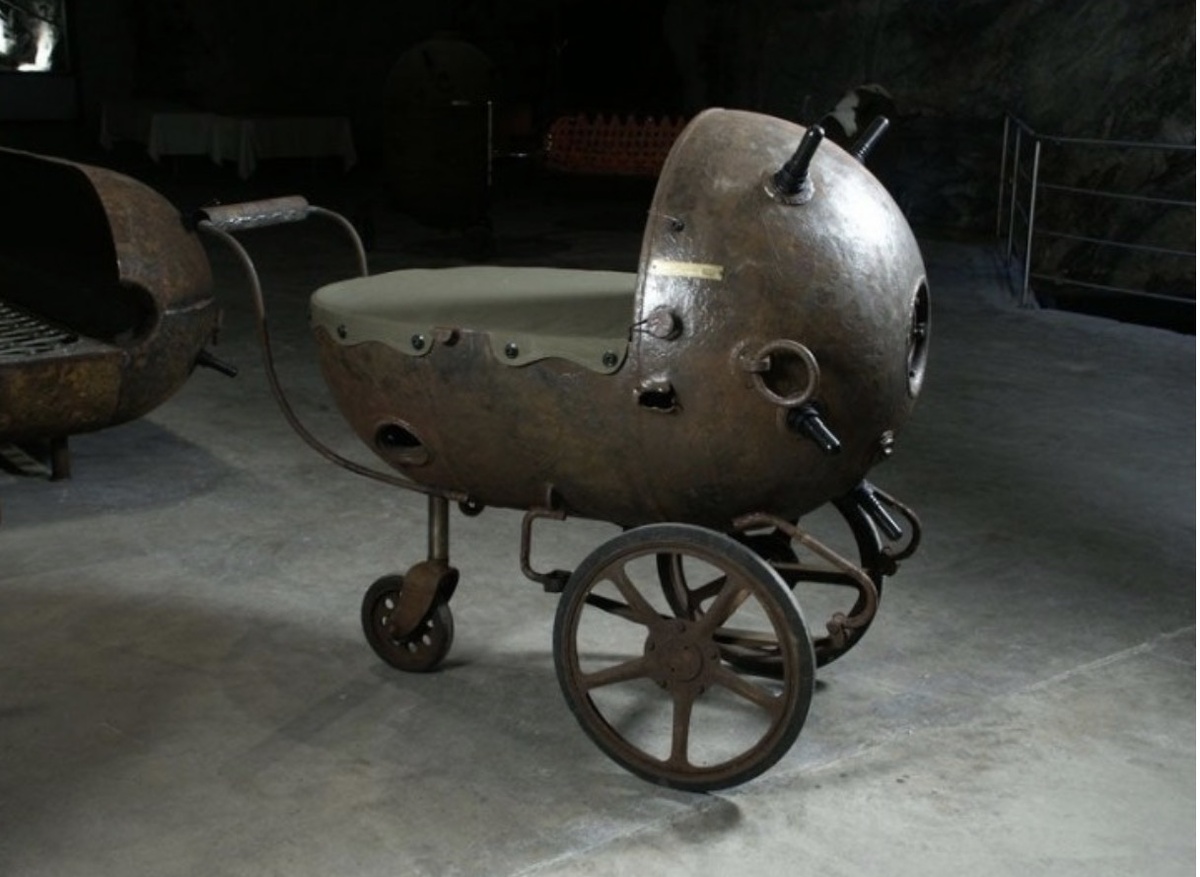 Материалом для этой коляски послужила старая морская мина