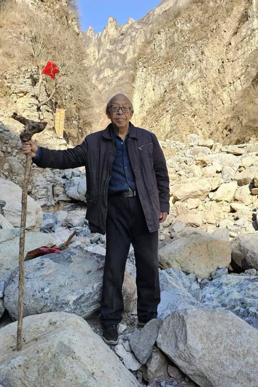 В Китае 80-летний пенсионер 11 лет строил лестницу к священной горе