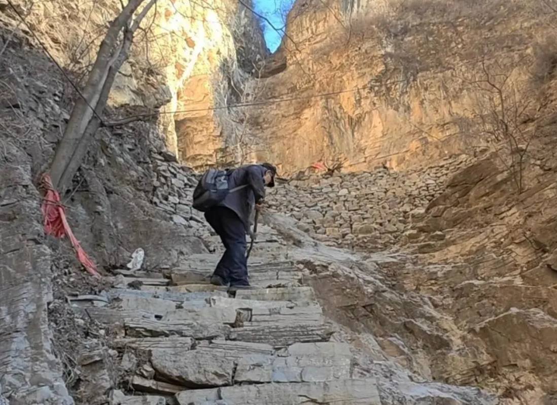 В Китае 80-летний пенсионер 11 лет строил лестницу к священной горе