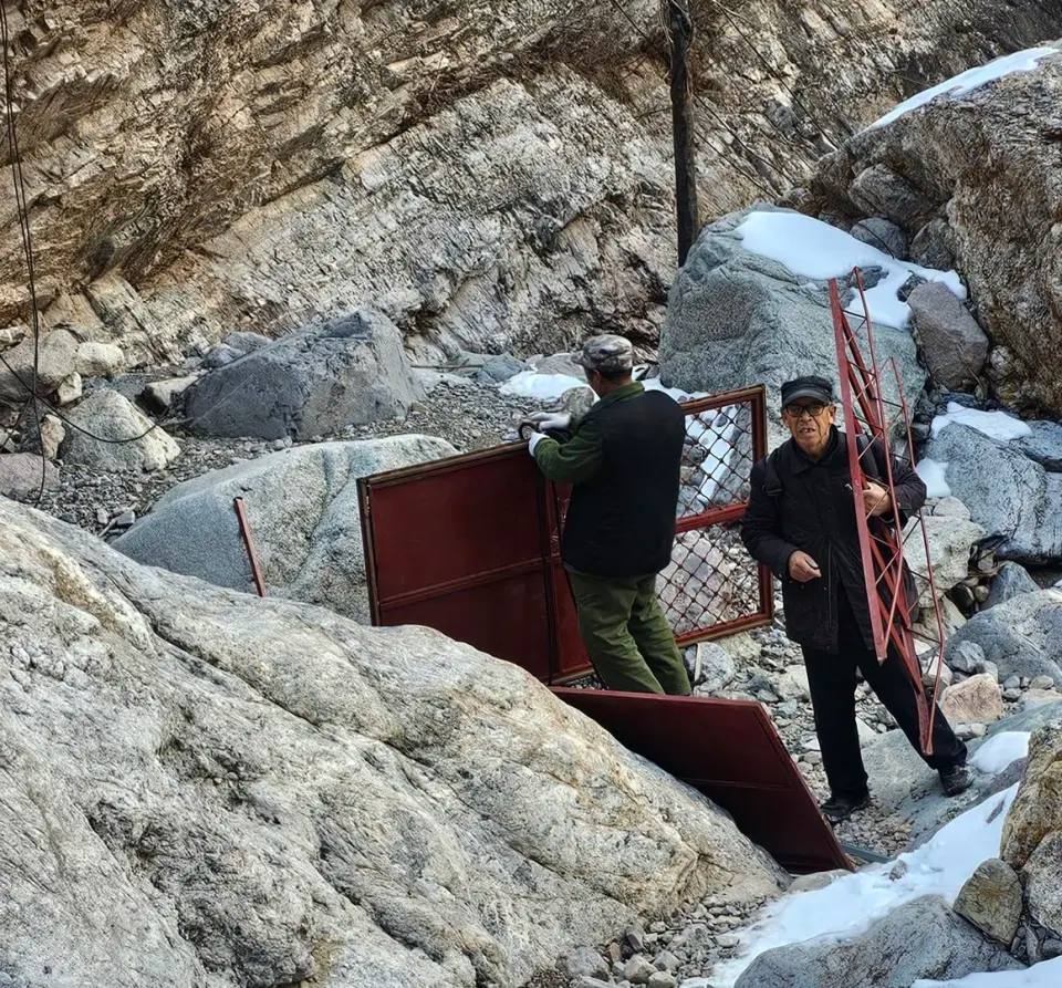 В Китае 80-летний пенсионер 11 лет строил лестницу к священной горе