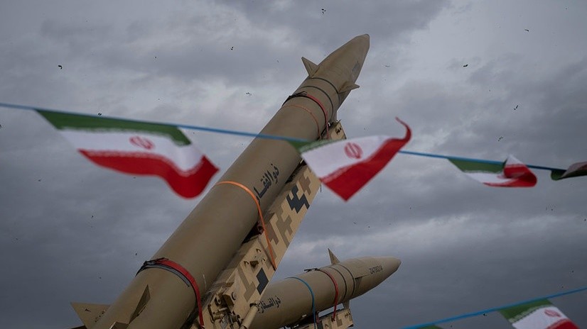 Иран проводит новую ракетную атаку на объекты США в Кувейте. Об этом сообщает агентство Tasnim