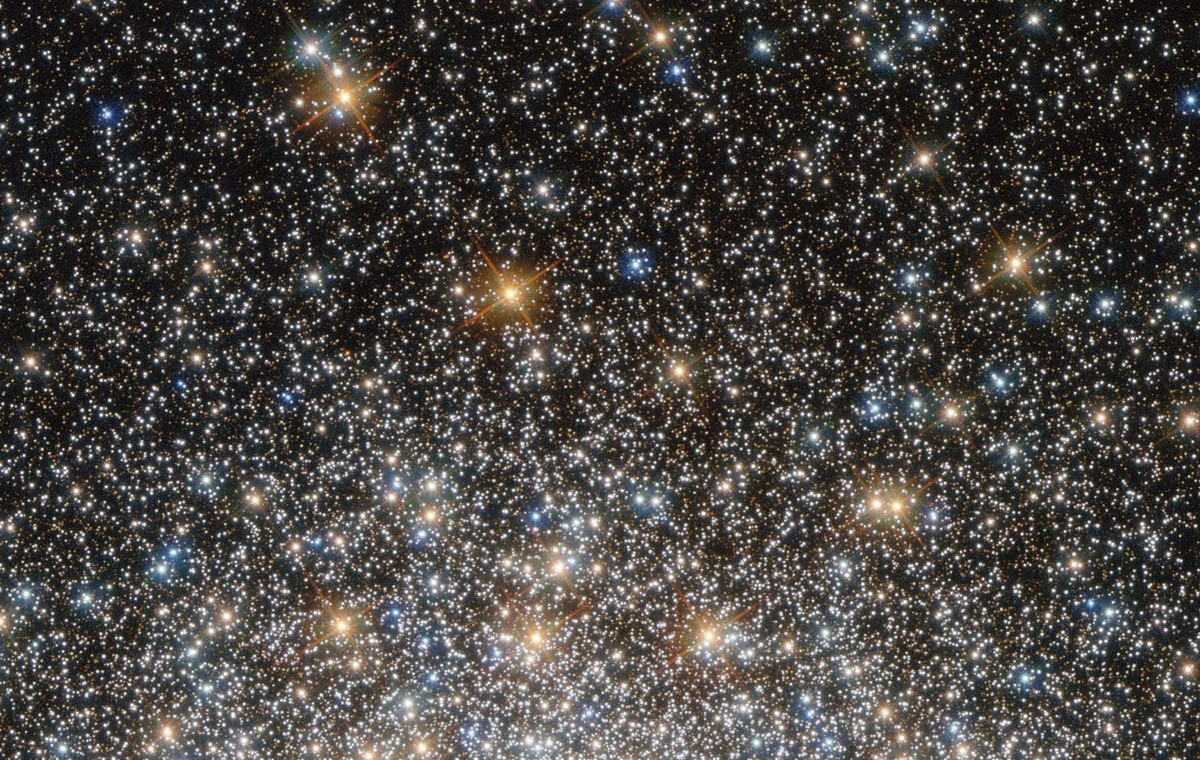 Полюбуйтесь на шаровое скопление M 15: ему около 13 миллиардов лет