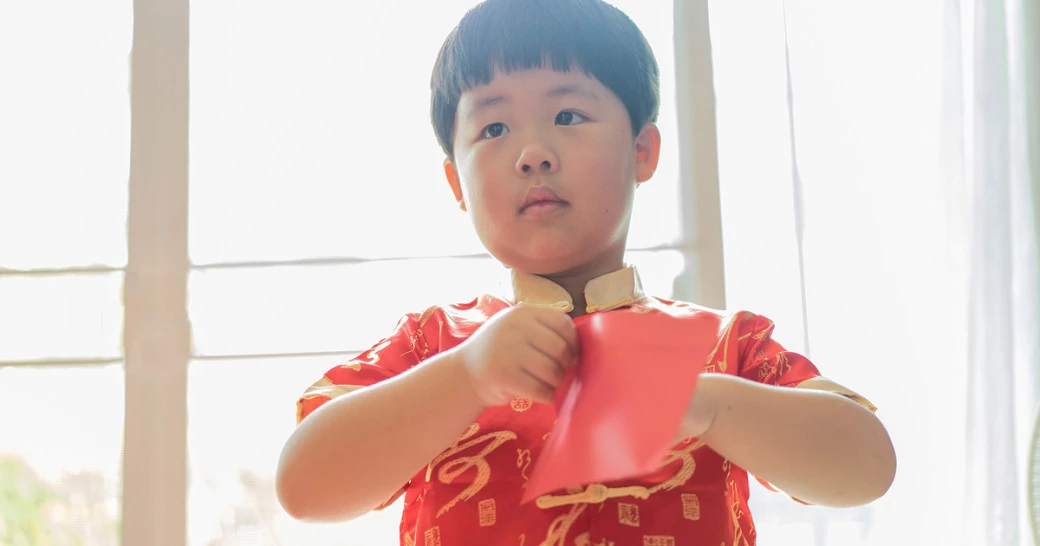 В Китае 10-летний мальчик выиграл суд против собственного отца, потратившего все его накопления