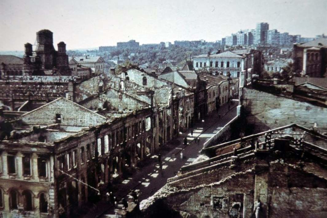 Разрушенные здания на улице вблизи Центрального рынка в Харькове, 1942 год