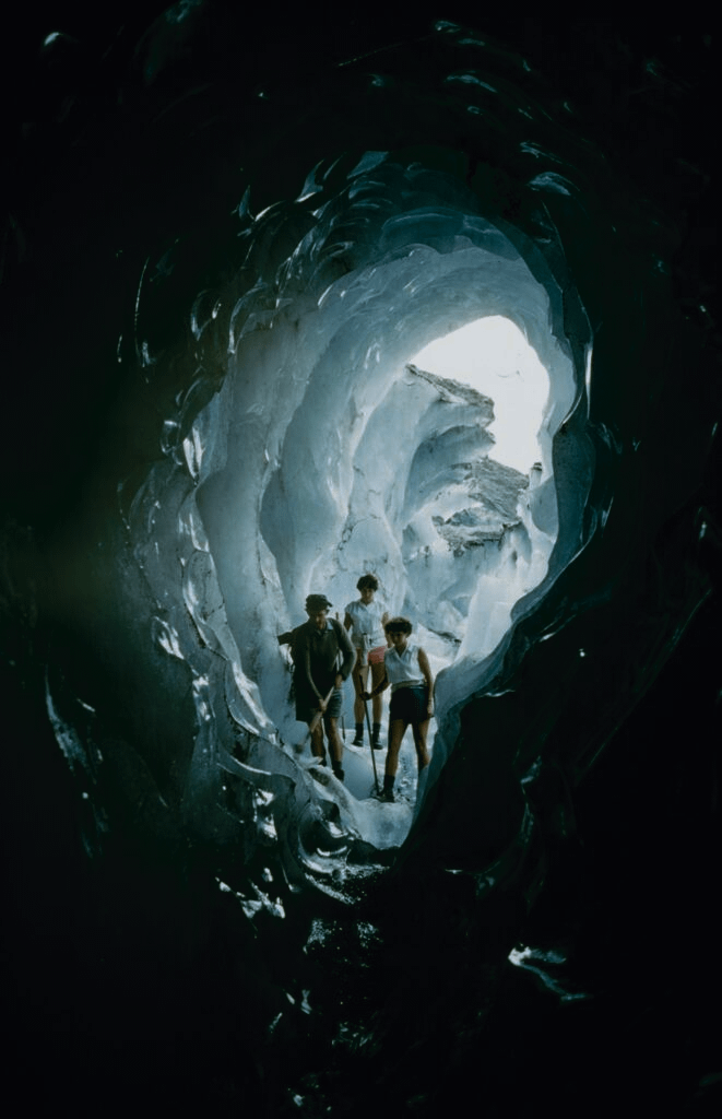 15. Группа туристов у входа в пещеру на леднике Франца-Иосифа на Южном острове, Новая Зеландия, 1959 год