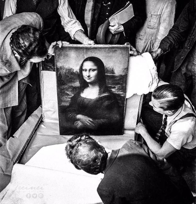 2. Мону Лизу достают из тайника во время Второй мировой войны, 1945 год
