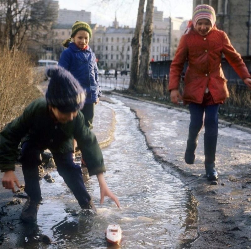 17. Весна, лужи, кораблики. Москва, 1982 год