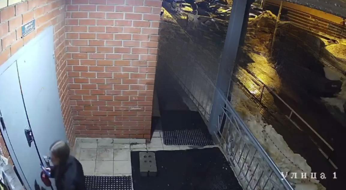 Ледяная бомбардировка во дворе в Подмосковье