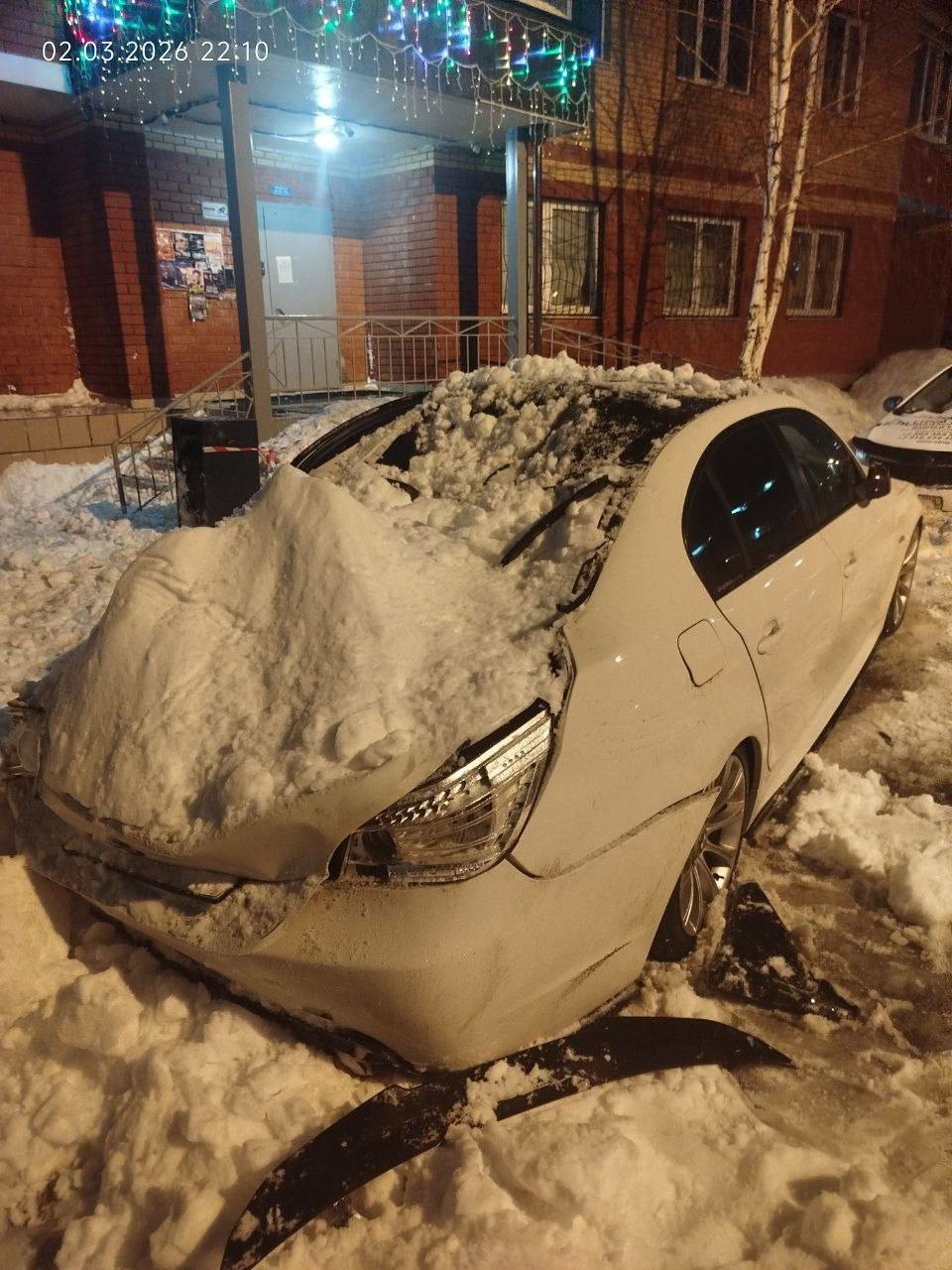 Ледяная бомбардировка во дворе в Подмосковье