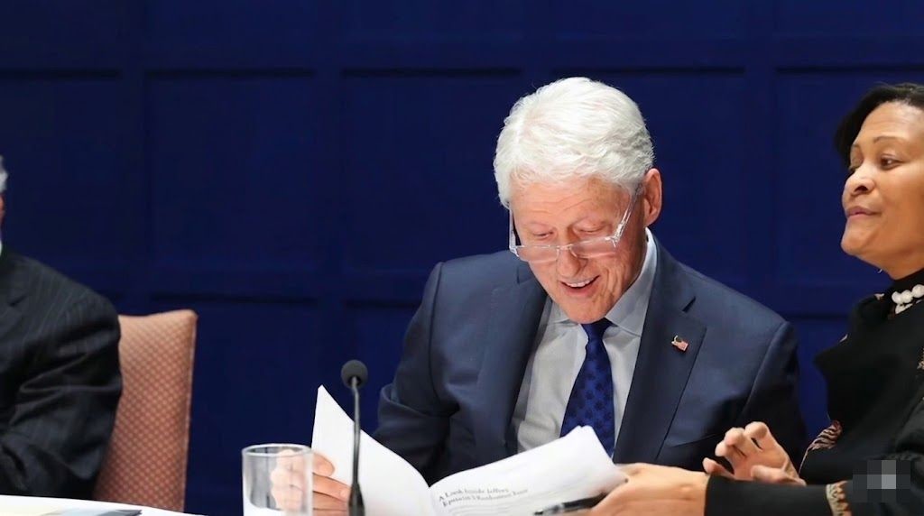 Билл Клинтон погрузился в ностальгию, просматривая старые фотографии с острова Эпштейна