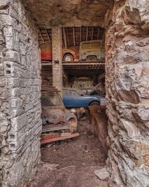 16. Таинственная пещера со старыми автомобилями