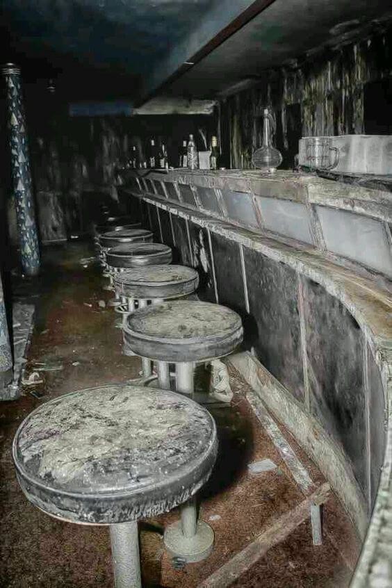 9. Бар был многолюдным местом