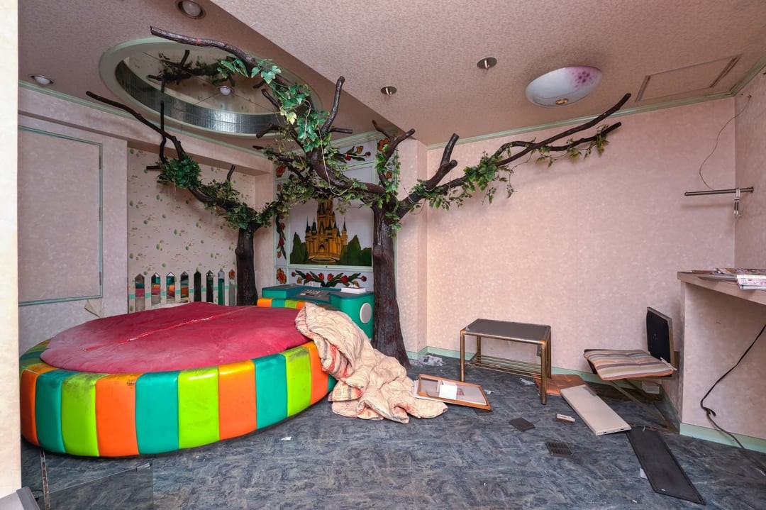 3. Не так давно в этом отеле кипела жизнь