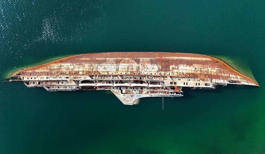 10. Корабль ушёл пока только наполовину