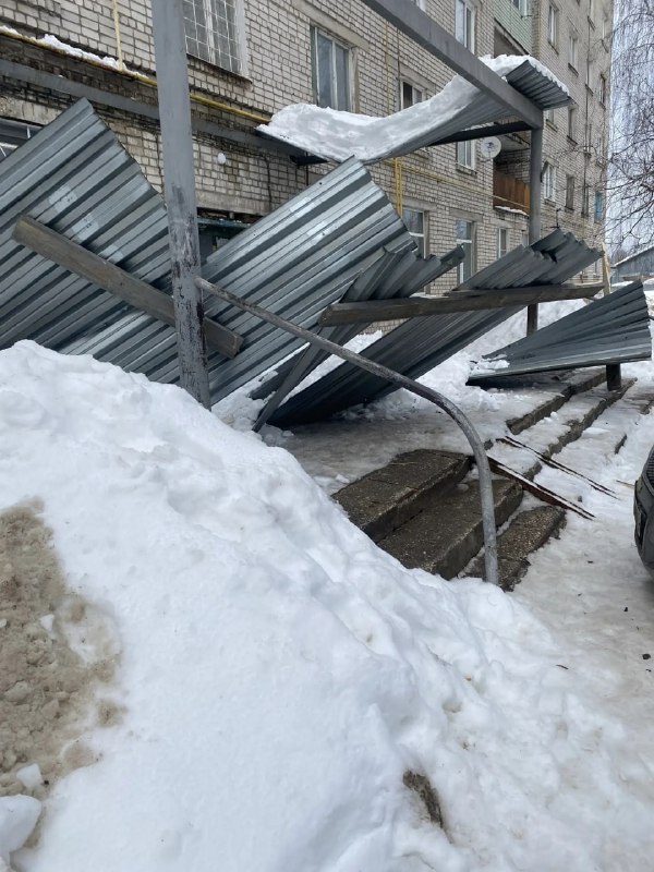 Обрушение козырька в Рязанской области попало на видео