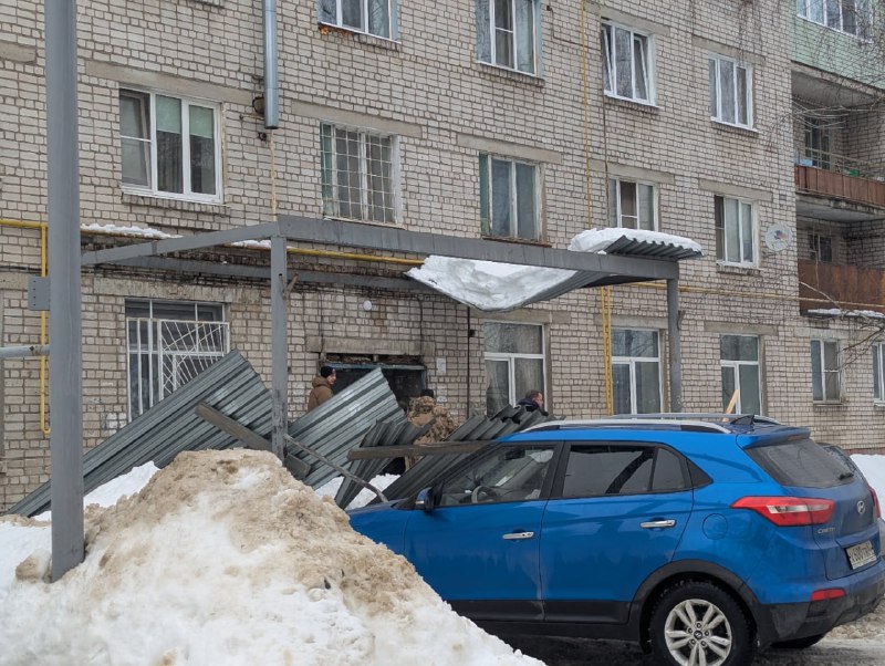 Обрушение козырька в Рязанской области попало на видео