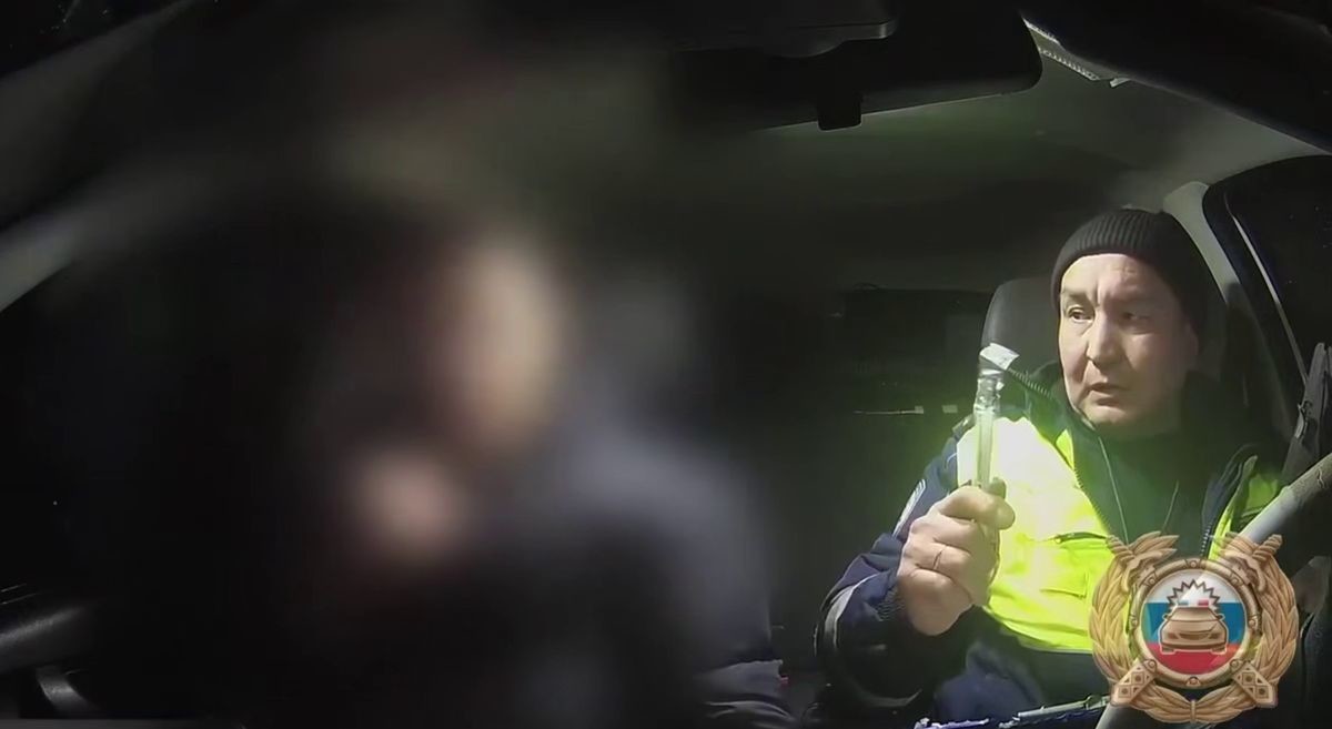 Пьяный парень капризничает в патрульной машине