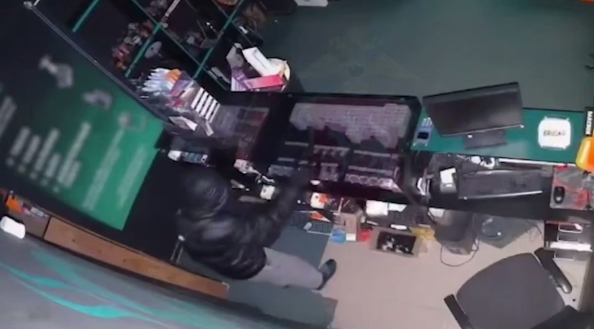 Подросток обокрал табачный магазин в Казани