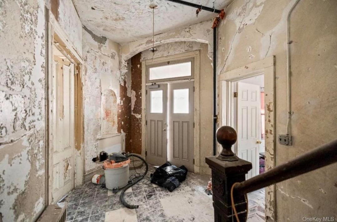 Дом XIX века продают почти вплотную к оживлённой магистрали