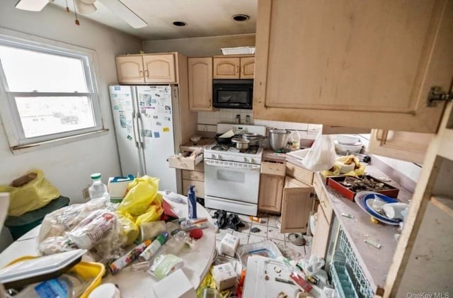 Дом XIX века продают почти вплотную к оживлённой магистрали