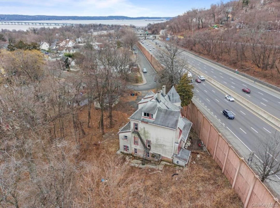 Дом XIX века продают почти вплотную к оживлённой магистрали