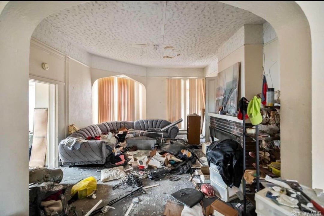 Дом XIX века продают почти вплотную к оживлённой магистрали