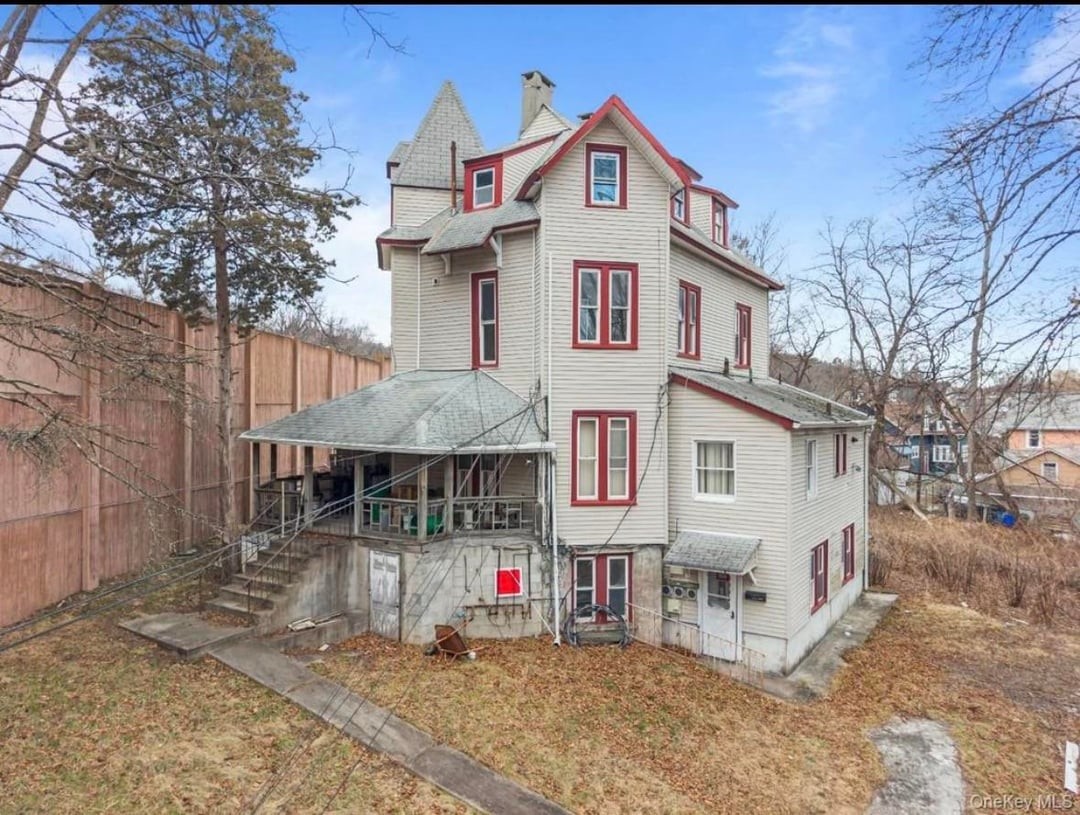 Дом XIX века продают почти вплотную к оживлённой магистрали