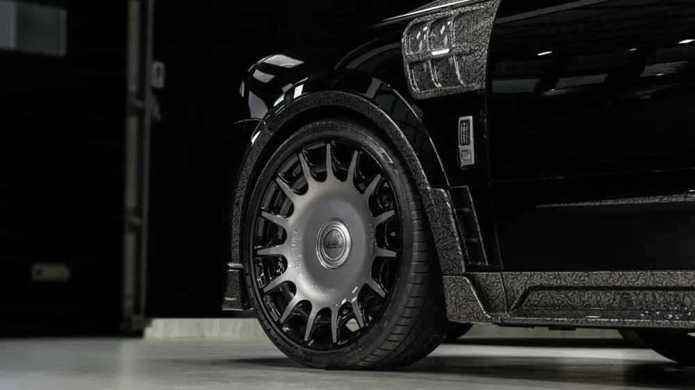 В Москве выставили на продажу уникальный Rolls-Royce Cullinan от Mansory за 190 миллионов рублей