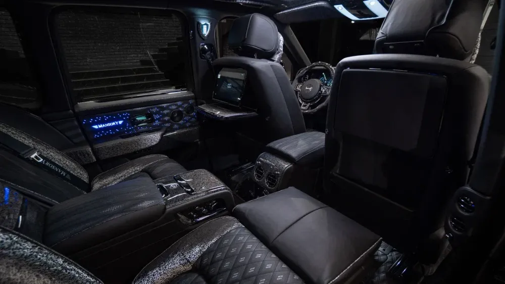 В Москве выставили на продажу уникальный Rolls-Royce Cullinan от Mansory за 190 миллионов рублей