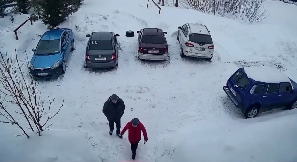 Ледяные глыбы с крыши упали рядом с семейной парой