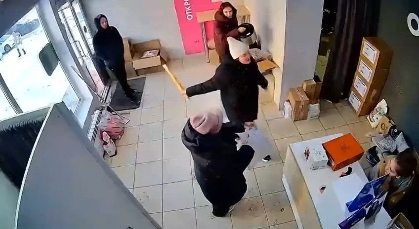 В Ульяновске клиентка избила сотрудницу пункта выдачи заказов скалкой